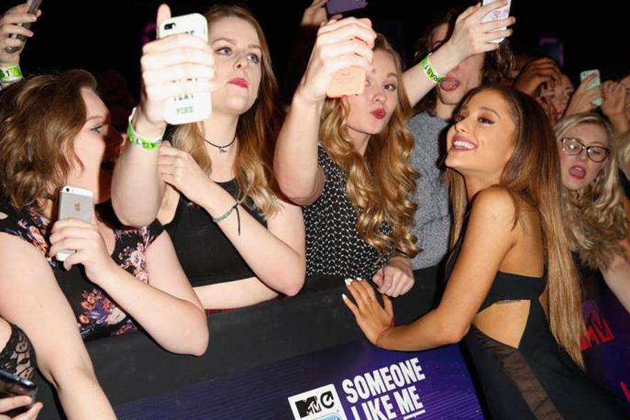 Selfie con le fan. (Getty Images)